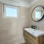 Brand New Leny With Heated Pool *