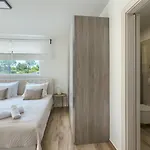 Brand New Leny With Heated Pool *