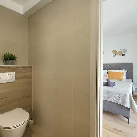 Brand New Leny With Heated Pool *