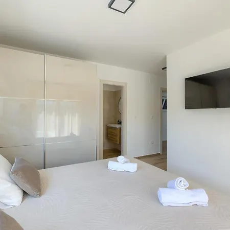 Brand New Leny With Heated Pool
