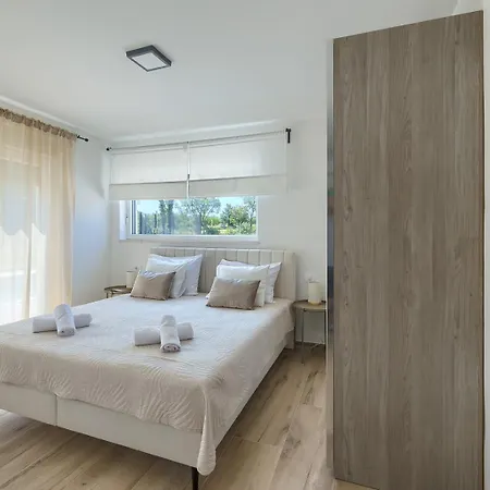Villa Brand New Leny With Heated Pool