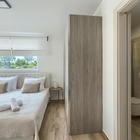Brand New Leny With Heated Pool *