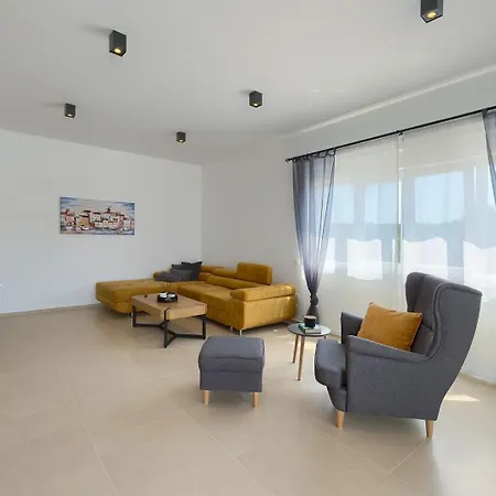 Brand New Leny With Heated Pool