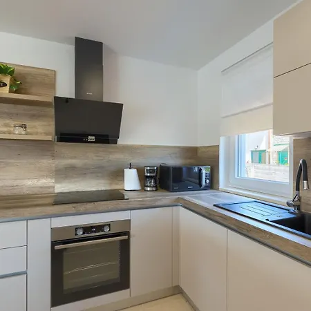 Brand New Leny With Heated Pool