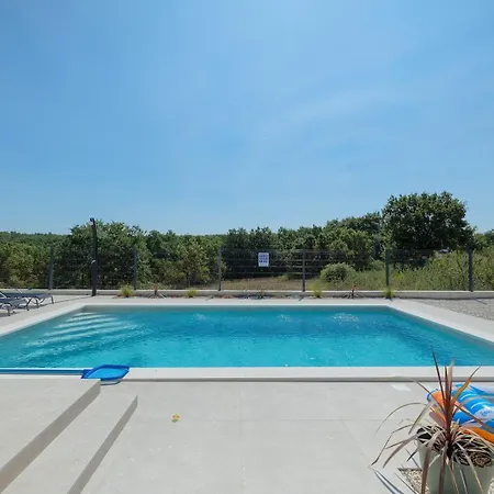Brand New Leny With Heated Pool Willa