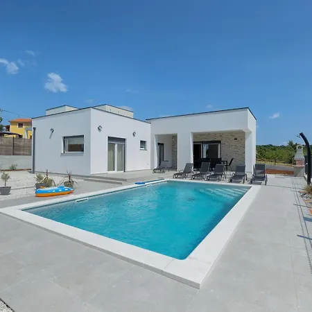 Brand New Leny With Heated Pool