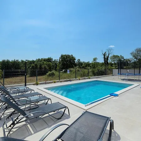 Brand New Leny With Heated Pool Willa