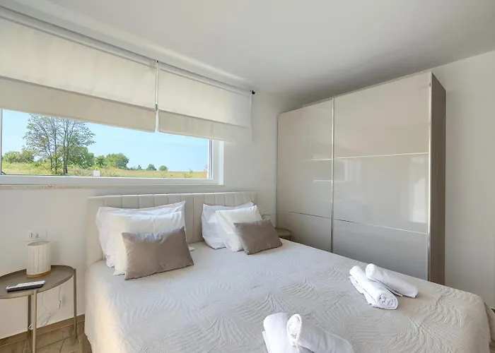 Brand New Leny With Heated Pool
