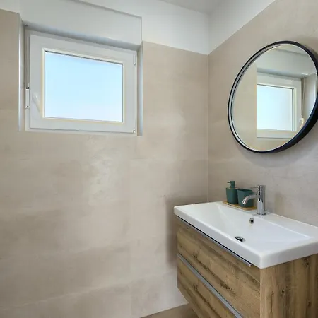 Brand New Leny With Heated Pool *