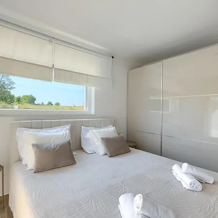 Brand New Leny With Heated Pool