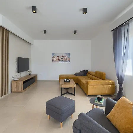 Brand New Leny With Heated Pool Villa