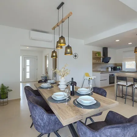 Villa Brand New Leny With Heated Pool