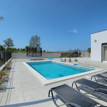 Brand New Leny With Heated Pool *