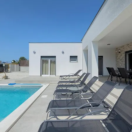 Villa Brand New Leny With Heated Pool *