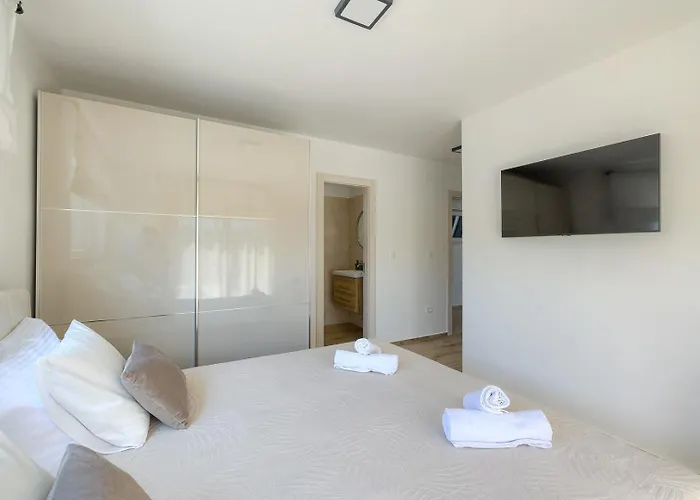 Brand New Leny With Heated Pool