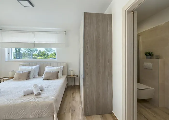 Brand New Leny With Heated Pool *